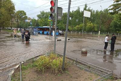 Жители Твери пересекают проспект Победы по щиколотку в воде
