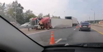 Лопнувшее колесо повалило фуру на отбойник. Водитель погиб