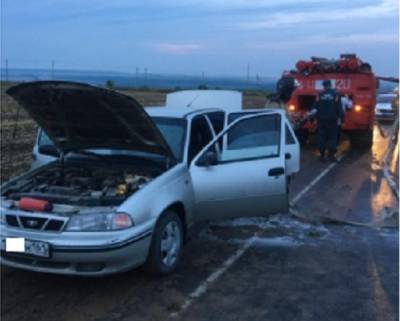 Автомобиль с двумя детьми в салоне загорелся на трассе в Ростовской области