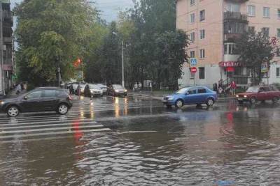 На затопленной улице Твери иномарка сбила велосипедиста