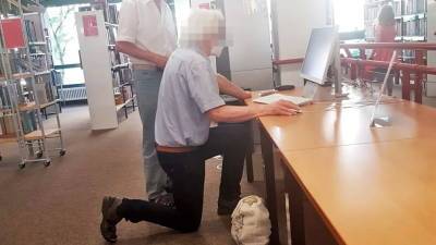 Безумные карантинные правила: полиция вывела пенсионера из библиотеки, потому что он сидел на стуле
