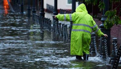 Сильные дожди вновь обрушились на Крым и привели к подтоплению дорог и домов
