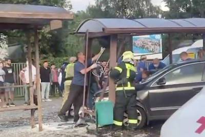 Зажатая между автомобилем и остановкой москвичка умерла в больнице