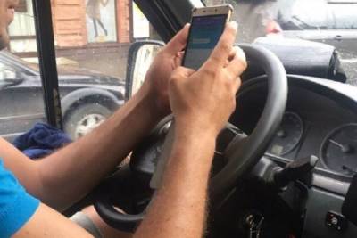 Ярославцы пожаловались на водителя, который вел автобус не отрываясь от смартфона