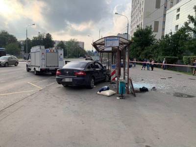 Дептранс Москвы: Водитель, сбивший двух женщин на остановке, был пьян