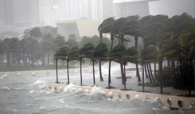 Президент США Байден предупредил о приближении ураганов