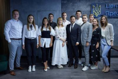 Президент в день молодежи встретился с победителями конкурса роликов об Украине