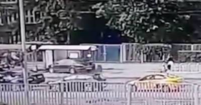 Момент ДТП с автомобилем на остановке в Москве попал на видео