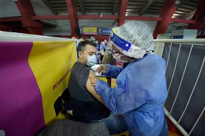 Аргентина начала вакцинацию произведенным в стране "Спутником V"