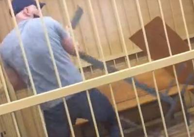 В Пскове политический активист разгромил клетку в суде после вынесения приговора