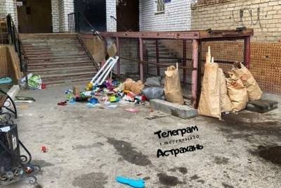 Астраханцы пожаловались на грязный вход возле подъезда