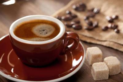 Почему чай и кофе правильнее пить с сахаром, объяснили диетологи