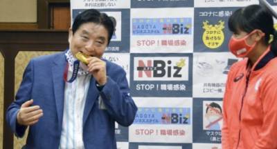 Мэр японского города зубами испортил медаль олимпийской чемпионки: ей выдадут новую