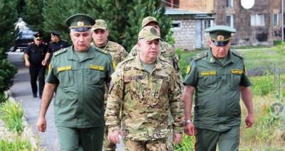 Министр обороны Армении представил нового командира 2-го корпуса