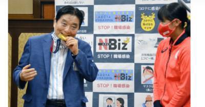 В Японии мэр города испортил медаль Олимпийской чемпионке: ей обещают выдать новую (видео)