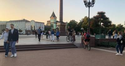Калининградцы несмотря на запрет мэрии продолжают ездить по площади Победы на самокатах и велосипедах