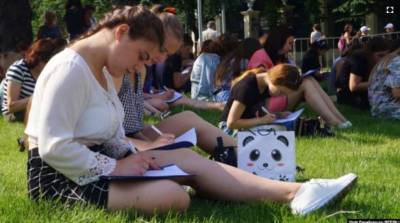 Социологи узнали, сколько молодых украинцев хотят переехать на ПМЖ в другую страну
