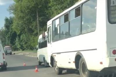 В Курске в массовом ДТП столкнулись две маршрутки и учебный автомобиль