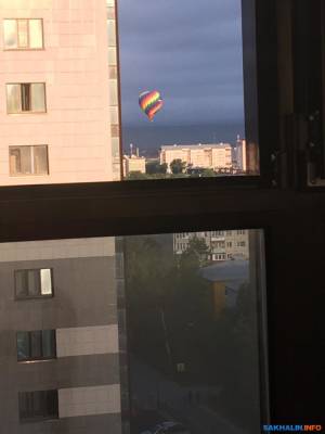 Южносахалинцы наблюдают воздушный шар в небе