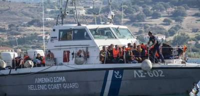 В Греции завершена операция по спасению туристов с затонувшего судна