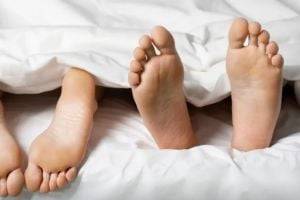 Ноги во время сна должны выглядывать из-под одеяла – врачи