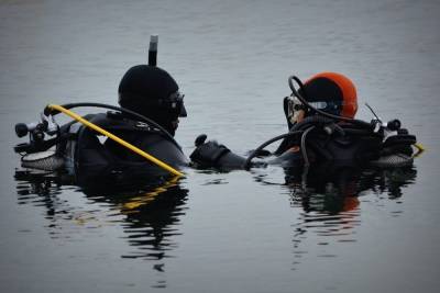 Спасатели разрабатывают план подъема упавшего в Курильское озеро вертолета