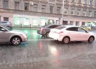 В Петербурге плюс двадцать три, местами дожди