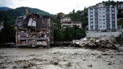 Наводнение в Турции разрушило мосты и дороги, погибли 17 человек