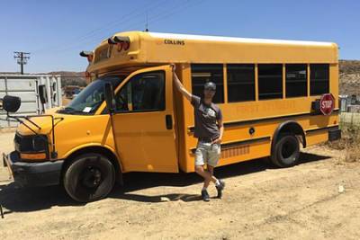 Гей-пара променяла дом на школьный автобус