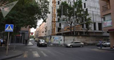 Цены на жилье растут, вопрос аварийных домов не решен: экс-министр критикует правительство
