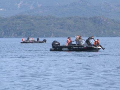 На Камчатке продолжается поиск упавшего в глубокое озеро вертолета с людьми