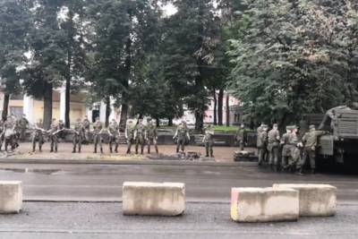 Ярославцы заподозрили военных в краже тротуарной плитки