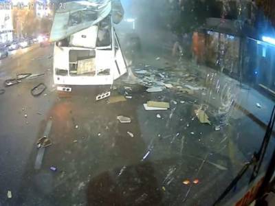 В Воронеже мужчина спас девушку за секунды до взрыва автобуса