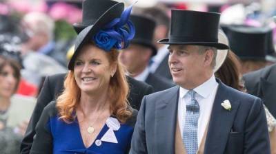 Принц Эндрю продолжает жить с экс-супругой спустя 25 лет после развода