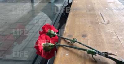 Воронежцы несут цветы на место взрыва автобуса