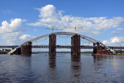 КМДА: На Подільсько-Воскресенському мості вже демонтують тимчасові опори, їх надводну частину приберуть не пізніше кінця серпня