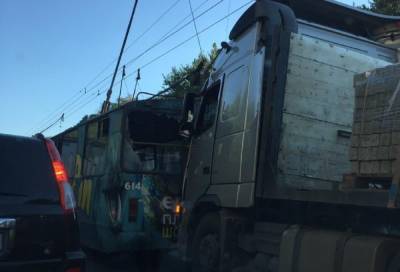 Водитель на фуре протаранил троллейбус в Одессе: что известно на данный момент