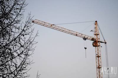 В Кузбассе запретили работу двух опасных башенных кранов