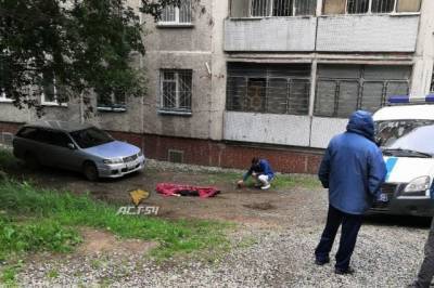 В Новосибирске под окнами дома на Гусинобродском шоссе нашли тело пенсионера