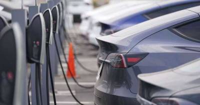 Зеленский подписал закон об отмене НДС на ввоз электромобилей