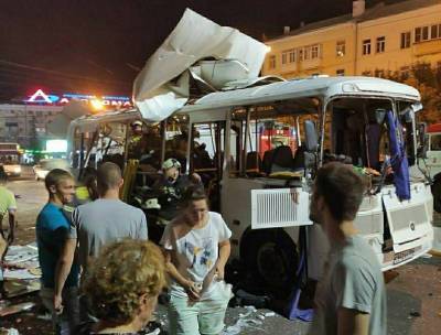 Осколки разлетелись на сотни метров: очевидцы о взрыве автобуса в Воронеже