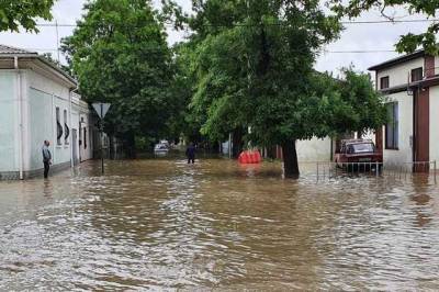 В Керчи мощный ливень превратил улицы в реки и затопил дома, люди готовятся к эвакуации