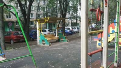 ЧП. Мать оставила грудничка на скамейке в Москве, сейчас ее ищет полиция