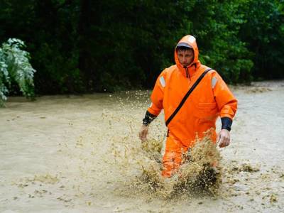 «За булочками на лодке»: в Анапе ливнями затопило улицы и размыло городской пляж (видео)