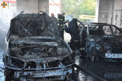 В Одессе сгорел автопарк вместе с машинами (фото)