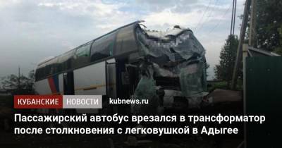 Пассажирский автобус врезался в трансформатор после столкновения с легковушкой в Адыгее