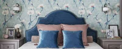 При оформлении интерьера спальни используйте синий цвет