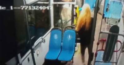 Россиянки украли огнетушитель из автобуса и попали на видео