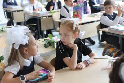 Родители 19.4 миллионов детей в России получили выплаты к школе