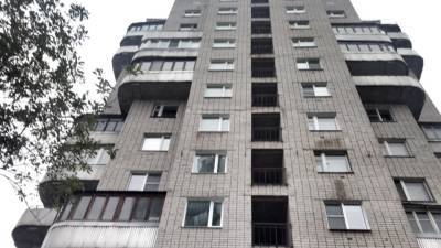 Житель Петербурга выпал из окна многоэтажки после убийства отчима